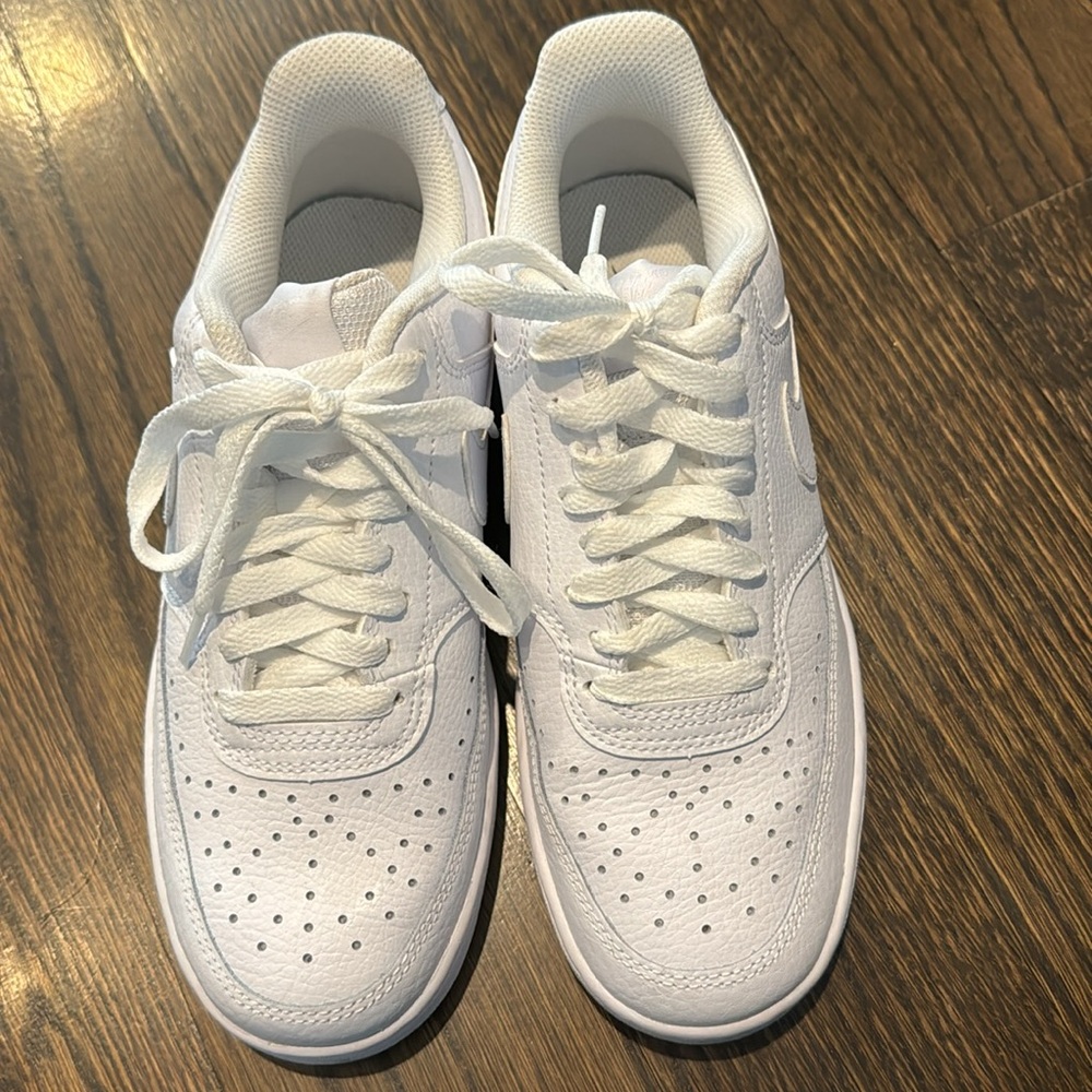 Nike athletic shoes. Women’s Size 7. Excellent Condition. Sneaker